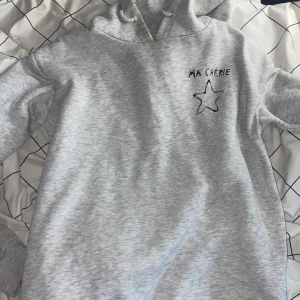 Hoodie - Jag säljer en Ma chérie Hoodie ifrån Gina Tricot ( Young ). Den är använd max 4 gånger. Nypris är 250 kr och jag säljer den för 135 kr. Den är i storlek 158/164. 