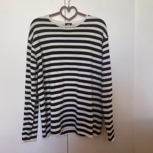 Långärmad tröja - Normal i storleken. 