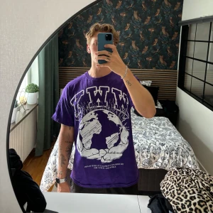 Vintage T-shirt  - Snygg vintage t-shirt köpt på second hand i Florida. Väldigt bra skick inga defekter.  Storlek XL  Modell 187cm 83kg 