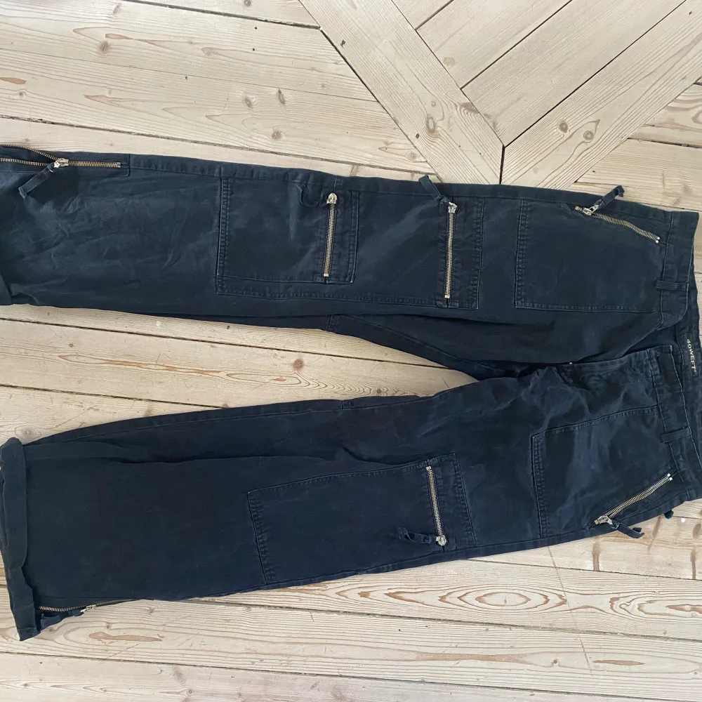 Snygga emo-byxor, low-waisted, passar mig som är 167cm bra i längd och vanligtvist har M-L. 38-40 . Jeans & Byxor.