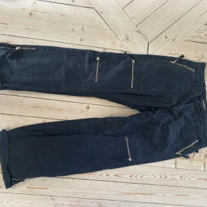 Baggy straight tygbyxor - Snygga emo-byxor, low-waisted, passar mig som är 167cm bra i längd och vanligtvist har M-L. 38-40 