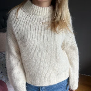 Stickad tröja - Suuuuper söt!!🤍