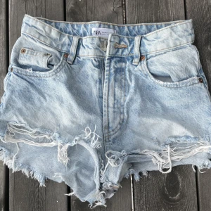 Shorts - Snygga shorts från Zara. Storlek 34💕