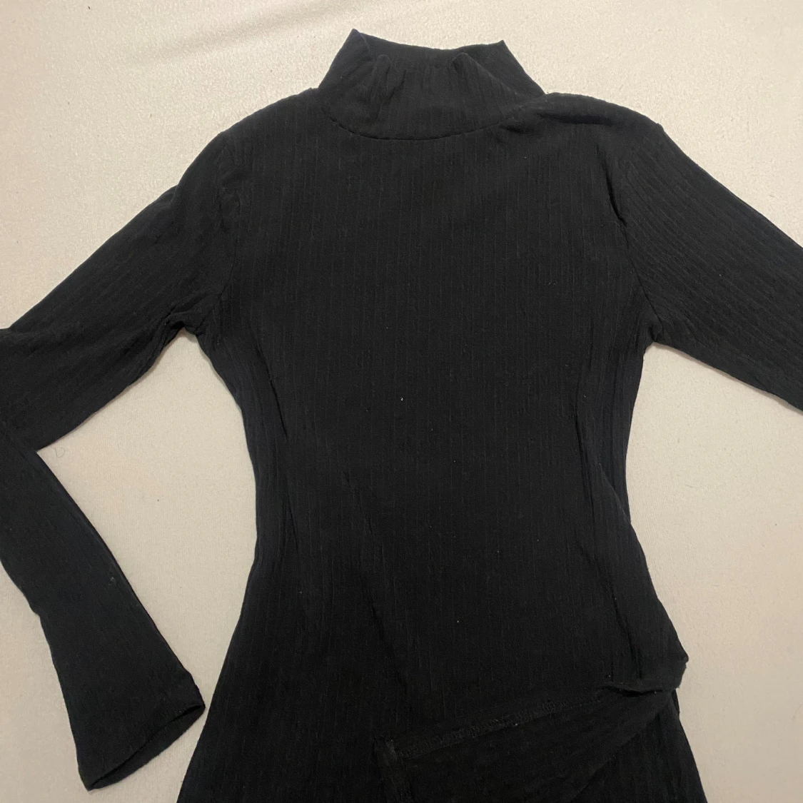 Ribbad tröja med slits och turtleneck