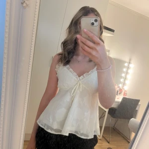 Gullig topp  - Slutsålt linne från Gina Tricot, använd fåtal gånger. Köpare står för frakt.