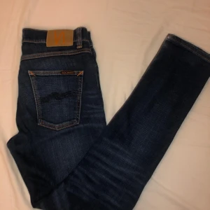 Nudie Jeans - Tjena! Säljer nu dessa tvärfeta Nudie jeans i modellen Lean Dean. Storlek W29 L32, skick 8/10. Nypris 1600 mitt pris 450, kom gärna med frågor och prisförslag! Jag svarar så fort jag kan!