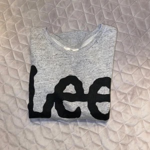Lee sweatshirt  - Jätte bra skick. Aldrig använd av mig, pris är  Justerbart❤️