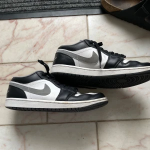 Jordan 1 skor  - Säljer ett par låga Jordan 1, det finns tecken på användning så pris kan diskuteras :)) hör av dig vid frågor 