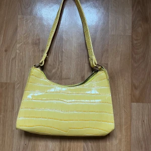 Gul väska  - Gul väska från shien i bra skick 