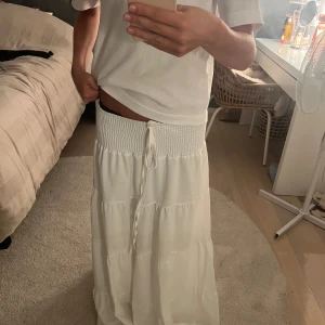 Vit långkjol  - Snygg vit långkjol