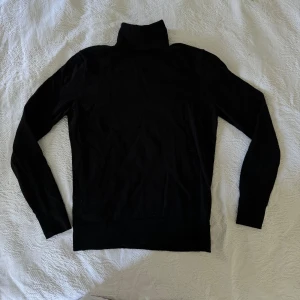 Svart Polotröja - Svart polotröja i tight passform.