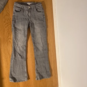 Säljer dessa skit snygga ljus gråa flared byxorna!!! - Storlek-146, som nytt skick och dem kommer att bli strykt om nån köper så dem inte ser så skrynkliga ut som på bilden 😽