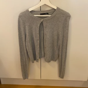 Stickad grå kofta med knappar!  - Storlek-XS skicket e skit bra (som nytt) 💞minst använd 1-2 ggr :)