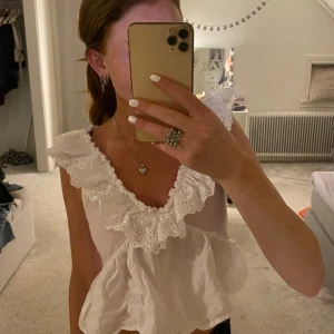 Topp🤍 - Super söt topp som jag köpte från hm för inte så länge sen, super fint skick💕