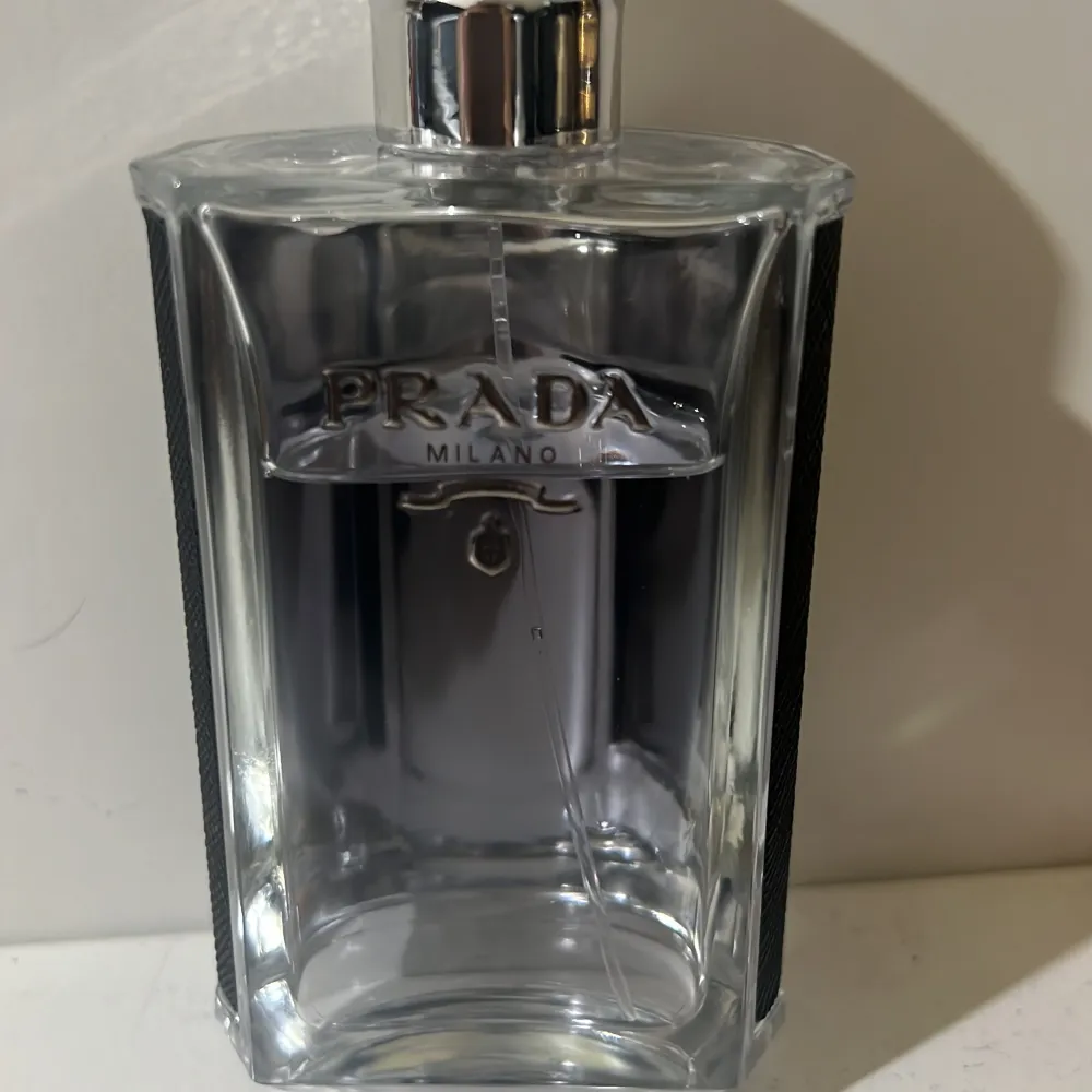 Azorro most wanted har typ 50ml Prada har 80ml . Parfym.