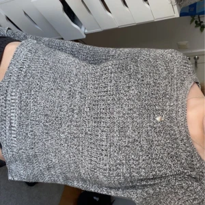 Stickad tröja - Fin stickad lite croppad tröja med silver trådar. Tryck gärna köp nu❤️