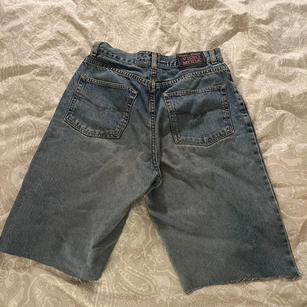 Vintage jeans från veromoda som är avklippta till ett par shorts, passar stolek 38. (Jeansen är lagade mellan benen, se sista bilden) . Shorts.