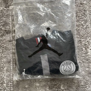 PSG TRÖJA - Hej, säljer denna helt nya svarta PSG tröjan som kommer med tags och påse för endast 299!