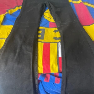 Svarta flared jeans  - Jensen är för långa för mig som är 160.De är från lager 157. Har provat ba har inte använt 