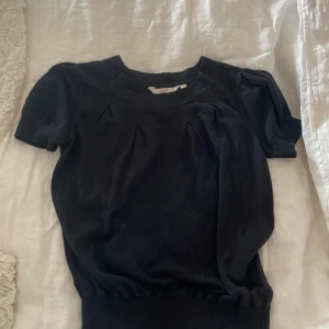 Cool topp - Svart kortärmad sticakd topp