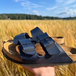 Birkenstock tofflor  - Mörkblåa Birkenstock, fräscha och nästan helt nya. —> Ny pris 1000kr Storlek: 38 Fråga för mer bilder!  ”Kan gå ner i pris”