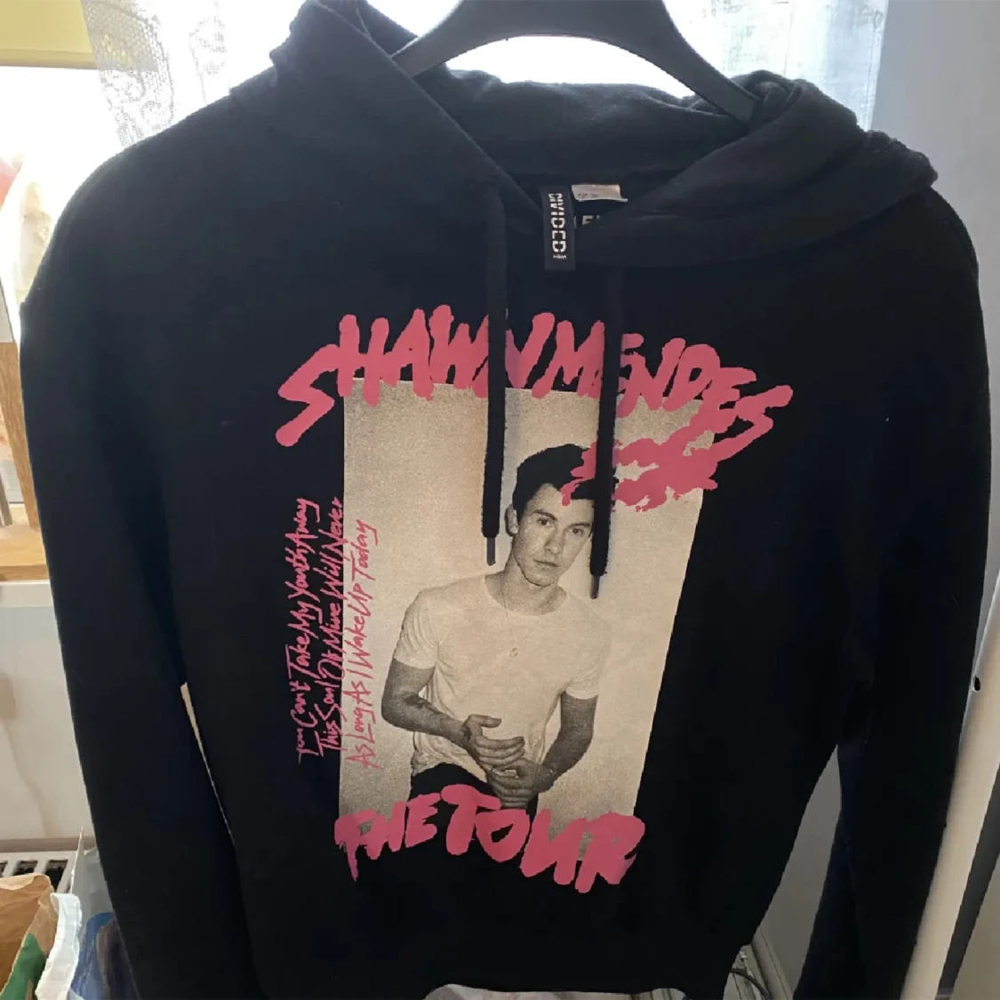 Svart hoodie med Shawn Mendes-tryck