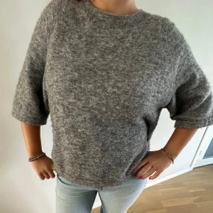 & other stories stickad kortärmad  - Stickad tröja från & other stories 