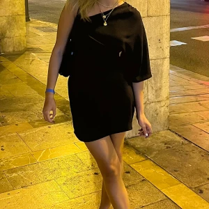 Festklänning  - One shoulder klänning, sällan använd 🤗