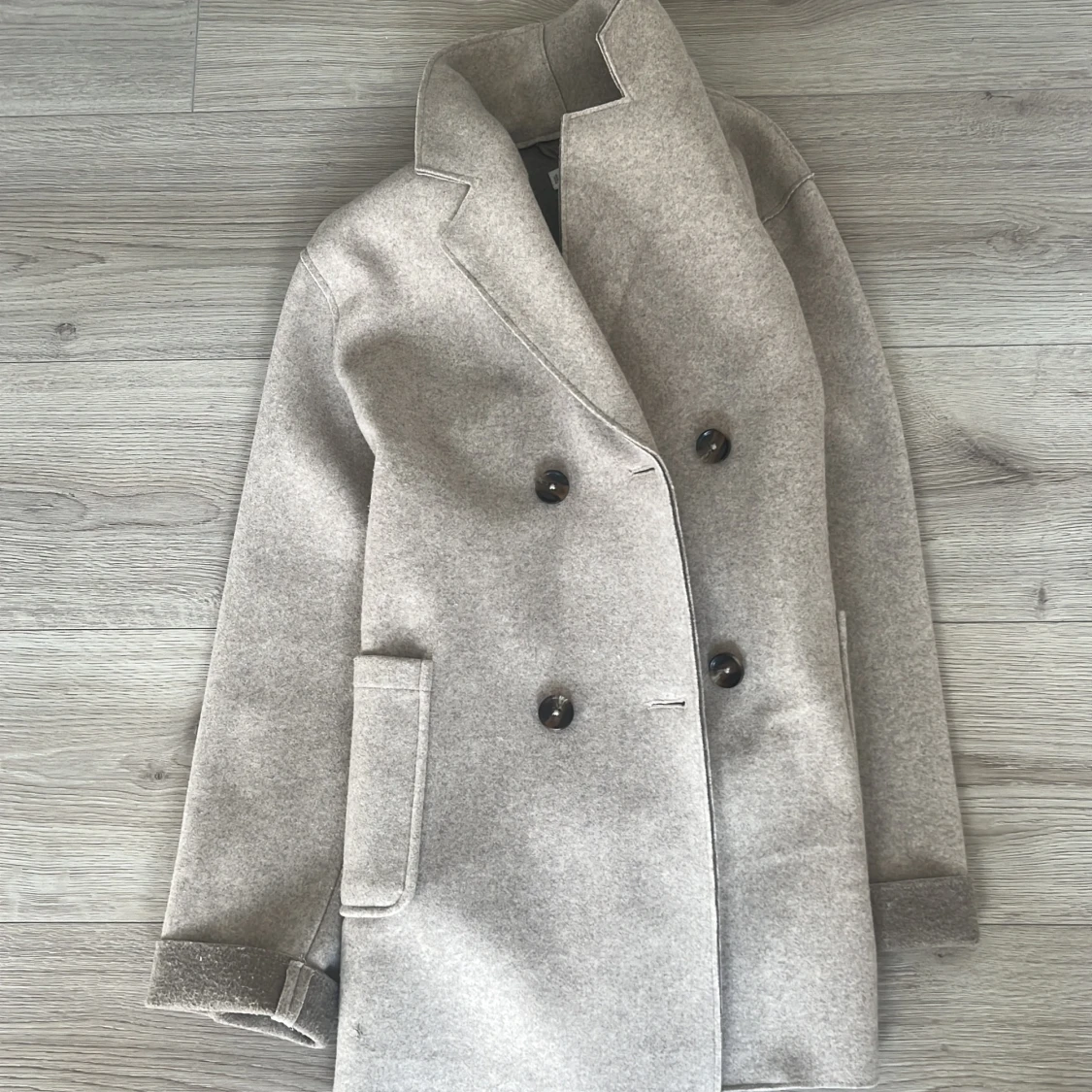 Lång kappa från mango. Original priset är 600kr!