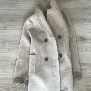 Lång kappa från mango. Original priset är 600kr! - En fin lång kappa från mango ❤️ Den är i storlek 140 men passar mig som har 152. Priset kan diskuteras!