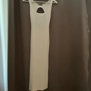 Zara klänning - Så fin klänning med rejält material, även en snygg öppen rygg 💛