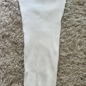 Vit kjol zara - Fin kjol från zara! Inga fläckar osv, köptes förra sommaren men knappt använd. Storlek M men sitter som xs/s då den är väldigt tajt