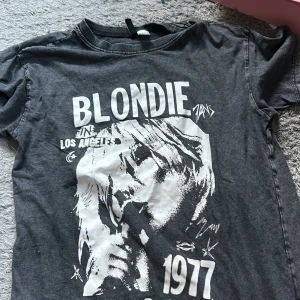 Bandtröja - Blondie tröja från HM i storlek XS men skulle säga att den passar upp till M 