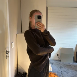Stickad tröja  - Snygg brun stickad tröja från vero Moda i storlek xs. Använd fåtal gånger. Storlek xs men passar även s