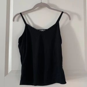 Svart linne  -  Svart linne med Diamanter från z biz. Jätte bra skick.