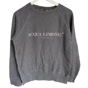Aqua Limone sweatshirt - Mörkgrå tröja från Aqua Limone, väldigt bra skick.