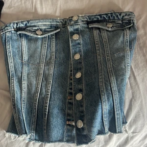 Jeanstopp från zara - Säljer denna jeans topp från zara som endast är använd fåtal gånger! 