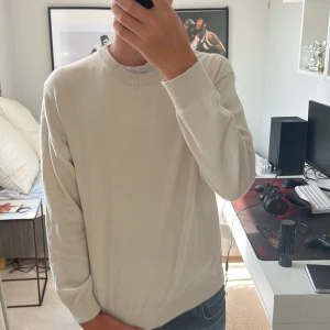 Stickad tröja  - Tröja från zara jag är 176 cm på bilden och tröjan är i storlek 164 men passar lite längre än det. Passar xs i herrstorlek.  Nästan aldrig andvänd. 
