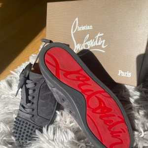 Gråa louboutin skor  - Gråa louboutin skor som jag också ärvt  från min morfar men som jag inte vill ha kvar då de också är en aning för små för mig. Dem består i ett oerhört bra skick och redo för en ny ägare! Säljer dessa billigt för jag inte vet mycket om dem! 