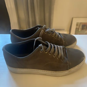 Lanvin Paris - Tja säljer min feta lanvins då jag växt ur dem, jag kan även byta skorna mot ett annat par  Färg mörkgrå Storlek 41 Skick 8/10 Inget og tillkommer Pris kan diskuteras 