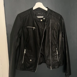 Skinnjacka - Fin skinnjacka från stradivarius, några år på nacken men i fint skick!🩷