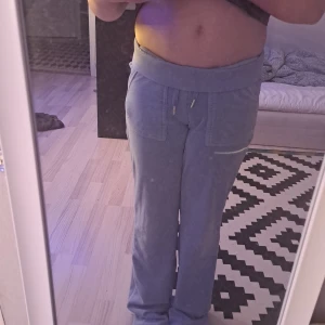 Juicy byxor - Säljer min jätte fina juicy byxor pga att de inte kommer till användning❣️ de är äkta då de var bäställda från deras hemsida. Säljer för 500 pris kan diskuteras