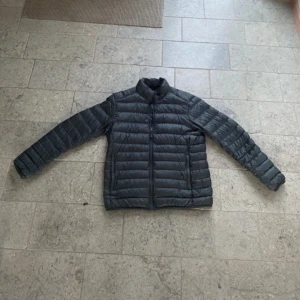 Uniqlo dunjacka - Endast testad 2-3 gånger. Köpt på uniqlo för 749kr