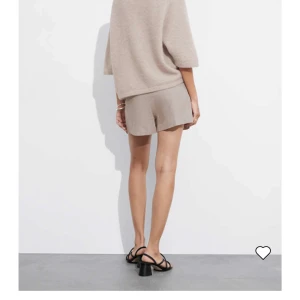 Kortärmad Stickad tröja - Väldigt fin tröja till hösten, bra skick. Ny pris 800 kr 💕