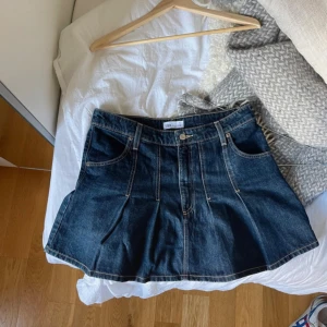 Jeanskjol - Jeanskjol från zara i storlek L. Tycker den mer är som en M💞