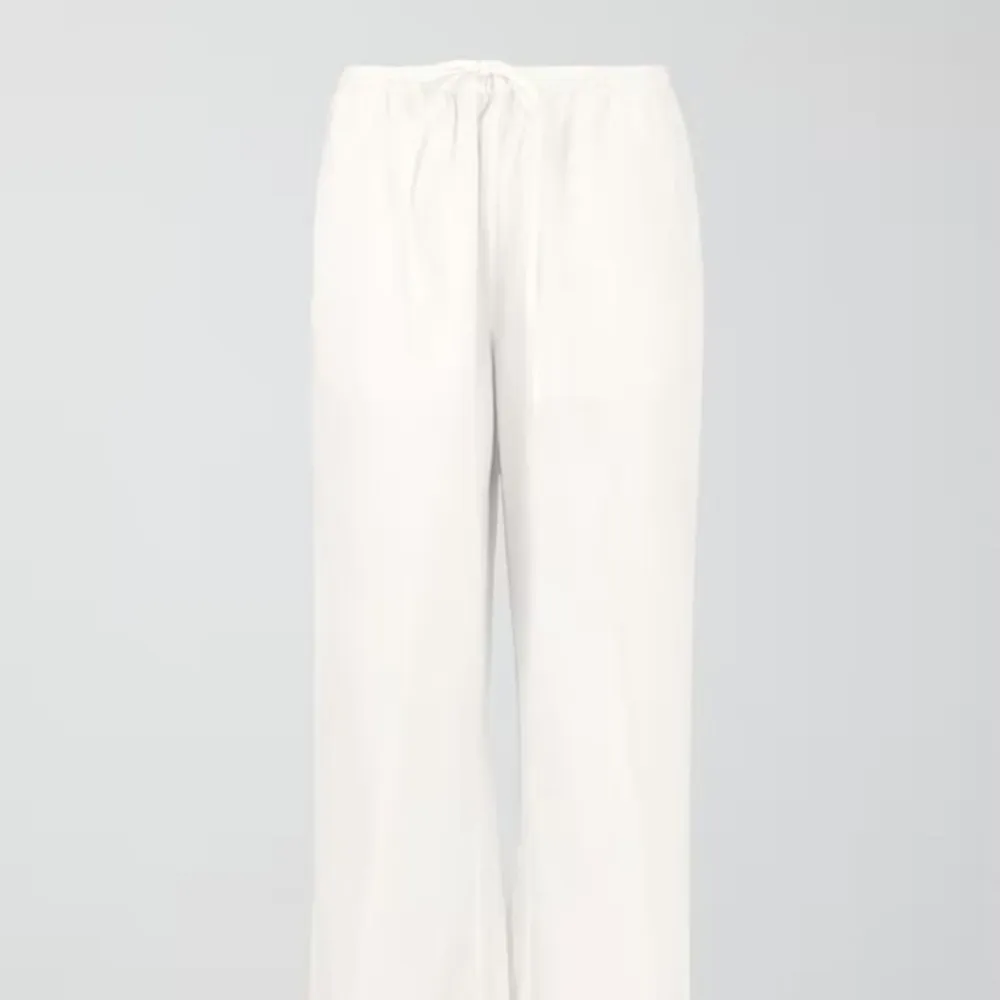 Säljer mina helt nya linnebyxor från Ginatricot, endast använda 1 gång! Är deras Tall modell men är uppsydda så sitter perfekt till någon som är 170 ca, egna bilder finns vid intresse💕 hör gärna av dig vid intresse💕 Nypris: 499 Mitt pris: 200. Farkut & Housut.