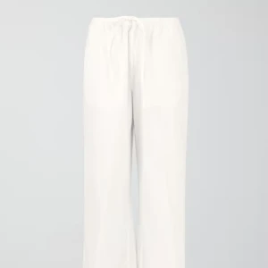 Nya linnebyxor - Säljer mina helt nya linnebyxor från Ginatricot, endast använda 1 gång! Är deras Tall modell men är uppsydda så sitter perfekt till någon som är 170 ca, egna bilder finns vid intresse💕 hör gärna av dig vid intresse💕 Nypris: 499 Mitt pris: 200