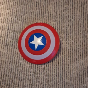 Capten ameriks sköld (leksak) - En leksaks sköld som jag har använt i 2 år. Lite repig.