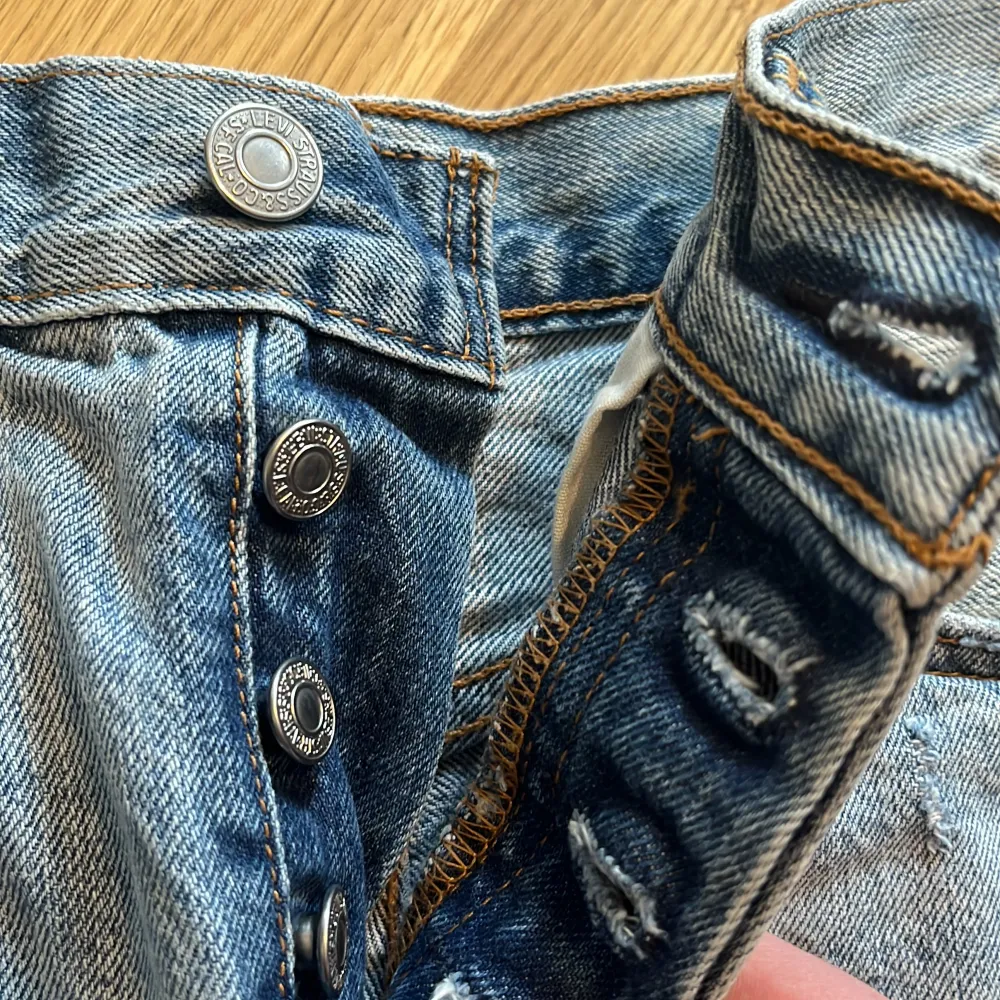 Så snygga och sköna jeansshorts från Levis. Jag köpte dom nyss men dom var tyvärr lite små för mig. Ny skick! Lågmidjade.🫶✨Skriv privat för fler bilder.. Shorts.