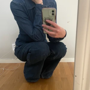 Mörkblå bootcutjeans - Högmidjade bootcut jeans från Mango. Så fin passform och bekväma! Nytt skick 